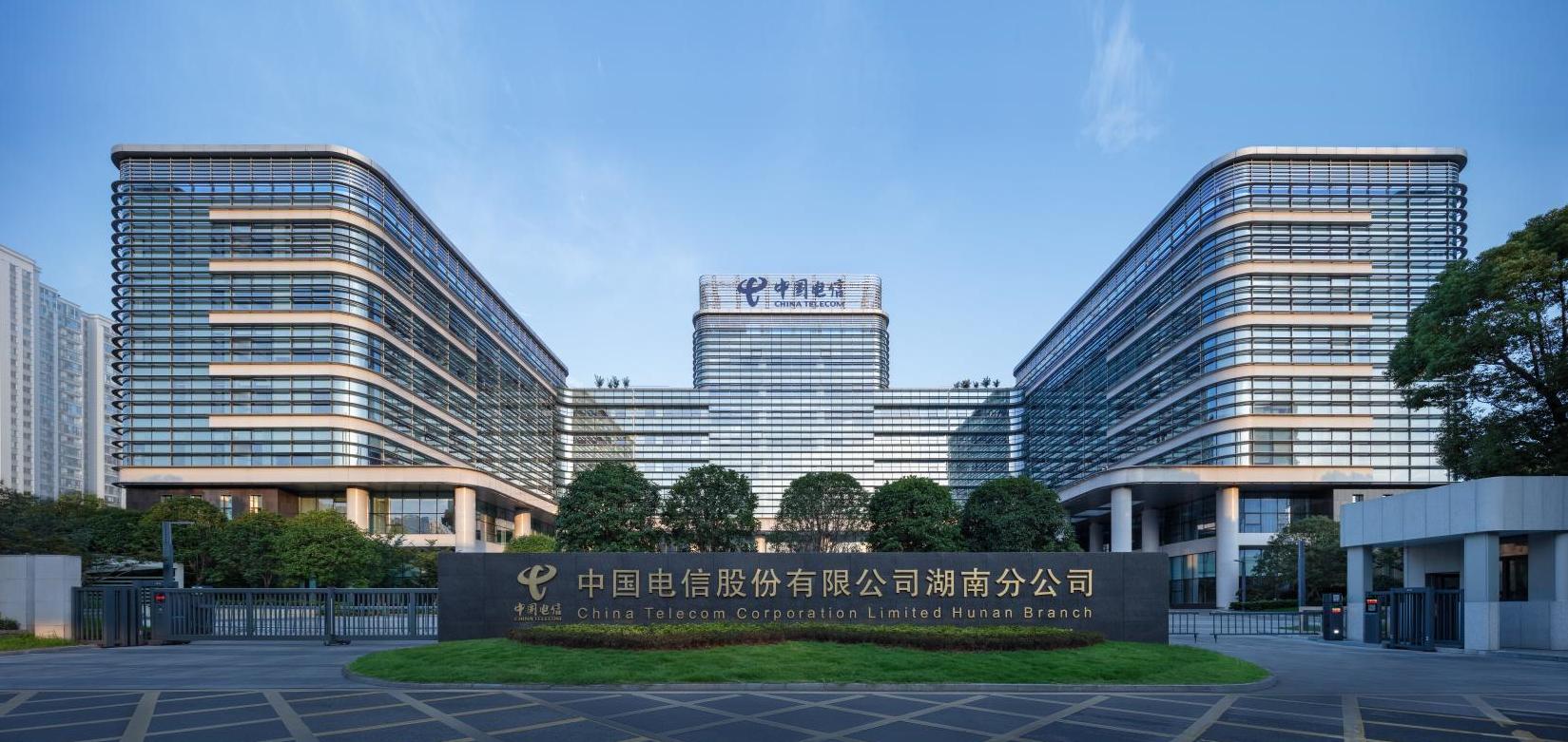 公司承建的湖南信息園（調(diào)度大樓、通信機(jī)房、地下室、附屬樓）工程榮獲兩項(xiàng)（土建、安裝）中國(guó)建設(shè)工程魯班獎(jiǎng)